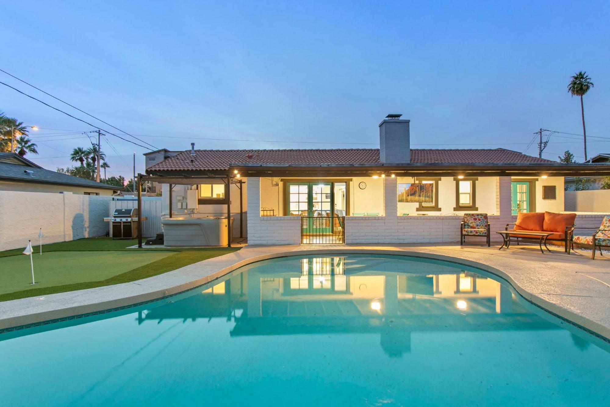 Casa de férias Old Town Oasis Wheated Pool, Hot Tub, & Fire Pit